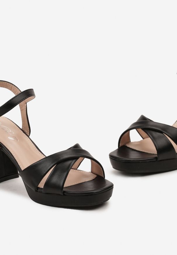 Born2be - Czarne Sandały na Słupku ze Skrzyżowanymi Paseczkami i Sprzączką Faunia. Okazja: na imprezę. Nosek buta: otwarty. Zapięcie: sprzączka. Kolor: czarny. Sezon: lato. Obcas: na słupku. Styl: elegancki, klasyczny. Wysokość obcasa: średni