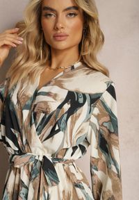 Renee - Beżowo-Zielona Rozkloszowana Sukienka Maxi z Gumką w Pasie Montaga. Typ kołnierza: dekolt kopertowy. Kolor: beżowy. Materiał: tkanina, materiał. Wzór: aplikacja, nadruk. Typ sukienki: kopertowe. Długość: maxi
