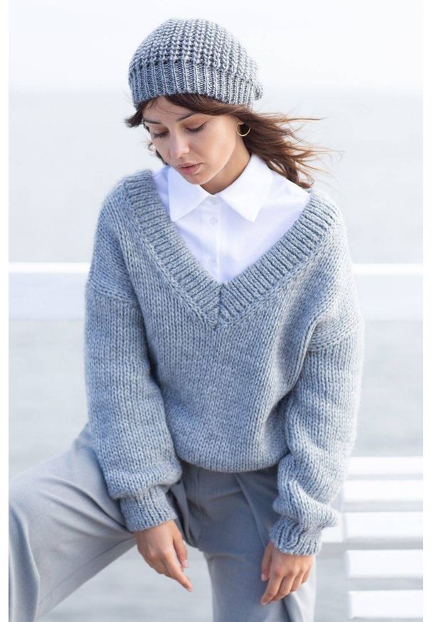 BE Knit - Ciepły sweter z wełną i szerokim dekoltem V. Materiał: wełna. Długość rękawa: długi rękaw. Długość: długie. Wzór: ze splotem