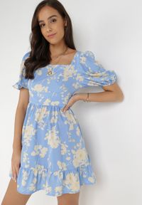 Born2be - Jasnoniebieska Sukienka Thozo. Typ kołnierza: dekolt kwadratowy. Kolor: niebieski. Materiał: tkanina. Wzór: kwiaty. Styl: klasyczny. Długość: mini #2