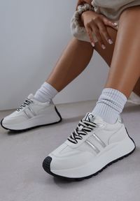 Renee - Białe Sneakersy Vices na Platformie z Metalicznymi Paskami Lenela. Okazja: na co dzień. Zapięcie: pasek. Kolor: biały. Materiał: jeans. Sezon: lato, wiosna. Obcas: na platformie