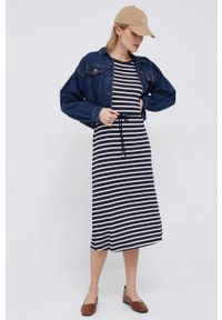 TOMMY HILFIGER - Tommy Hilfiger sukienka kolor granatowy midi prosta. Okazja: na co dzień. Kolor: niebieski. Materiał: materiał. Długość rękawa: krótki rękaw. Typ sukienki: proste. Styl: casual. Długość: midi #4