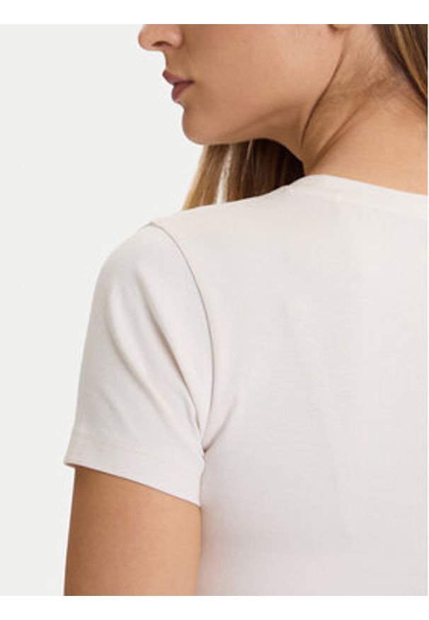 Guess T-Shirt W5BI29 J1314 Écru Slim Fit. Kolor: kremowy. Materiał: bawełna