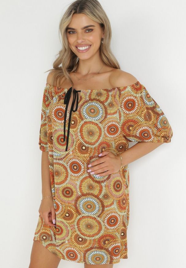 Born2be - Brązowa Sukienka Mini z Hiszpańskim Dekoltem i Ozdobnym Wiązaniem Yarelina. Okazja: na co dzień. Kolor: brązowy. Materiał: tkanina. Długość rękawa: krótki rękaw. Sezon: wiosna, lato. Typ sukienki: proste. Styl: casual. Długość: mini