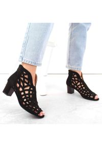 M. DASZYŃSKI Zamszowe botki damskie ażurowe open toe czarne M.Daszyński MR1954-15. Nosek buta: otwarty. Kolor: czarny. Materiał: zamsz. Wzór: ażurowy #7