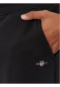 GANT - Gant Spodnie dresowe Shield 2009026 Czarny Regular Fit. Kolor: czarny. Materiał: bawełna #5