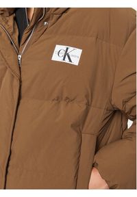 Calvin Klein Jeans Kurtka puchowa J20J222235 Brązowy Relaxed Fit. Kolor: brązowy. Materiał: syntetyk