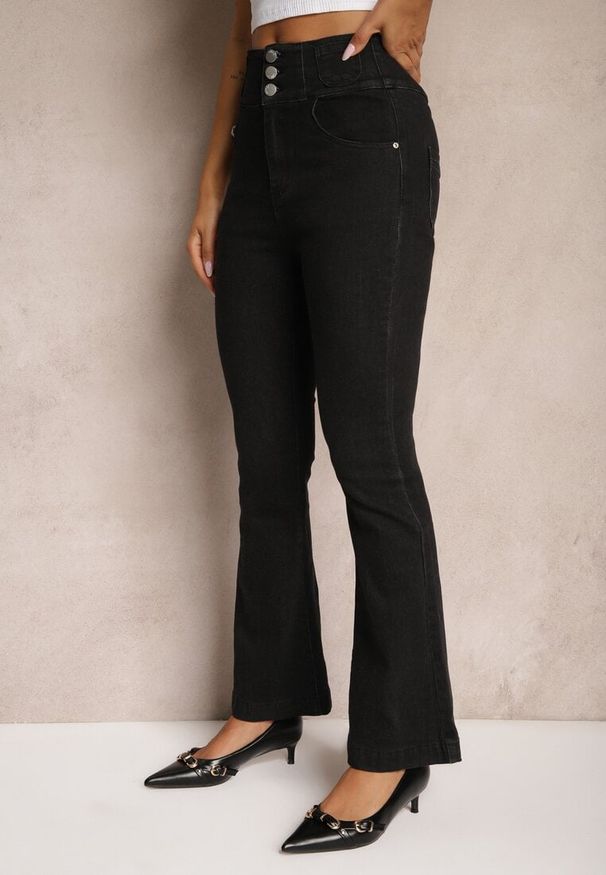Renee - Czarne Jeansy High Waist o Kroju Dzwonów z Dodatkiem Bawełny Wykończone Guzikami Nevisca. Stan: podwyższony. Kolor: czarny. Sezon: lato. Styl: elegancki