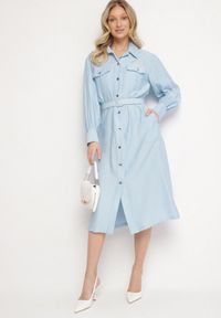 Born2be - Niebieska Wiskozowa Sukienka o Koszulowym Kroju z Paskiem z Klamrą i Kieszeniami Lisavianna. Okazja: do pracy, na co dzień, na spotkanie biznesowe. Kolor: niebieski. Materiał: wiskoza. Długość rękawa: długi rękaw. Typ sukienki: koszulowe. Styl: klasyczny, casual, elegancki, biznesowy #7