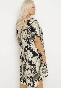 Born2be - Czarna Wiskozowa Sukienka w Kwiaty Divolla. Okazja: na co dzień. Typ kołnierza: dekolt w serek. Kolor: czarny. Wzór: kwiaty. Typ sukienki: proste. Materiał: wiskoza. Długość rękawa: krótki rękaw. Sezon: lato. Styl: casual #4
