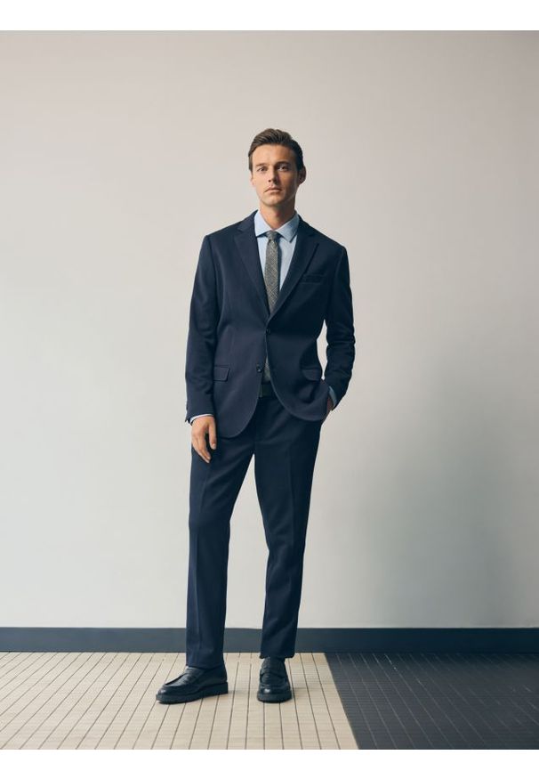 Reserved - Spodnie garniturowe slim fit - granatowy. Kolor: niebieski. Materiał: bawełna, dzianina