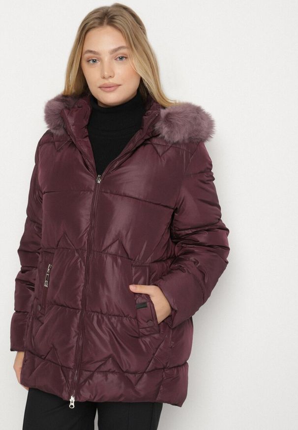Born2be - Ciemnofioletowa Pikowana Kurtka z Kapturem z Futerkiem Tevea. Okazja: na spacer, na spotkanie biznesowe, do pracy. Typ kołnierza: kaptur. Kolekcja: plus size. Kolor: fioletowy. Materiał: futro. Styl: elegancki, biznesowy, klasyczny