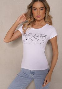 Renee - Biały T-shirt z Bawełny Ozdobiony Napisem i Cyrkoniami Zreadia. Okazja: na co dzień. Kolor: biały. Materiał: bawełna. Wzór: napisy, aplikacja. Styl: klasyczny, casual #4