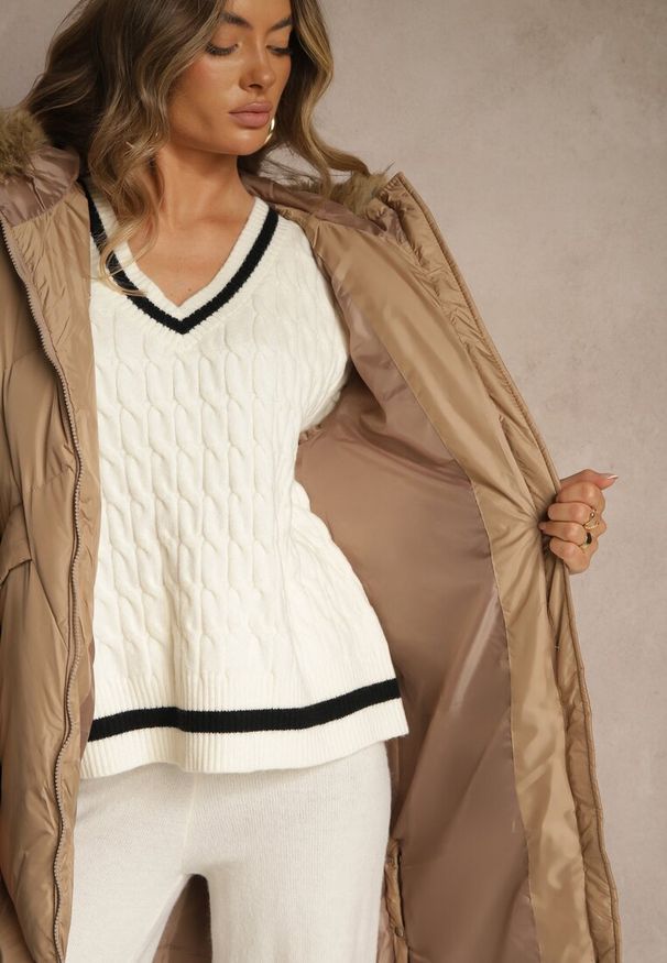 Renee - Ciemnobeżowa Kurtka z Pikowanymi Przeszyciami i Kapturem z Futrem Alandrie. Okazja: na co dzień. Typ kołnierza: golf. Kolor: beżowy. Materiał: futro. Styl: casual