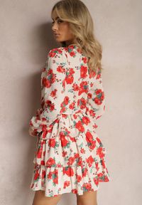 Renee - Beżowo-Czerwona Rozkloszowana Sukienka Kopertowa z Falbankami i Materiałowym Paskiem w Kwiaty Voliesa. Typ kołnierza: kołnierz z falbankami. Kolor: beżowy. Materiał: materiał. Wzór: kwiaty. Sezon: lato. Typ sukienki: kopertowe. Długość: mini #4
