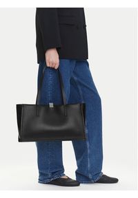Calvin Klein Torebka Ck Narrate E/W Shoulder Bag K60K612987 Czarny. Kolor: czarny. Materiał: skórzane #5