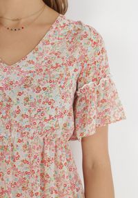 Born2be - Różowa Sukienka Myspheme. Typ kołnierza: dekolt w serek. Kolor: różowy. Materiał: tkanina. Długość rękawa: krótki rękaw. Wzór: kolorowy, kwiaty. Sezon: lato. Długość: mini #3