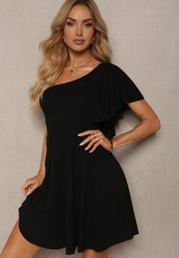 Renee - Czarna Sukienka o Rozkloszowanym Kroju z Asymetryczną Górą na Jedno Ramię Ulubia. Okazja: na co dzień. Kolor: czarny. Długość rękawa: krótki rękaw. Typ sukienki: asymetryczne. Styl: elegancki, casual