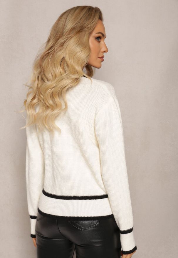 Renee - Jasnobeżowy Wiskozowy Sweter Kardigan z Kontrastową Lamówką i Naszywkami Narjee. Kolor: beżowy. Materiał: wiskoza. Wzór: aplikacja