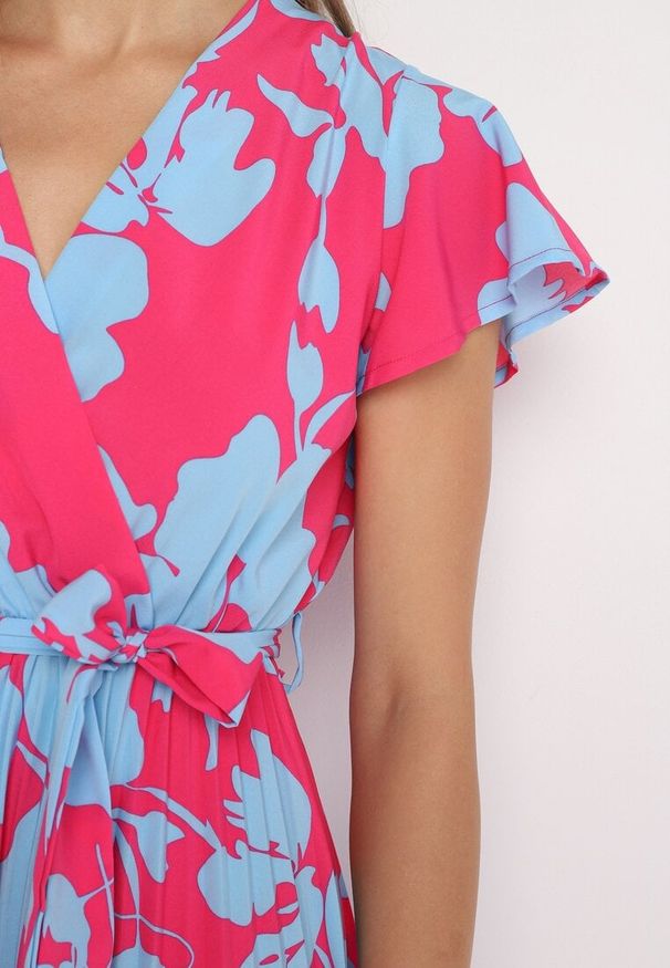 Born2be - Różowo-Niebieska Plisowana Koktajlowa Sukienka z Kopertowym Dekoltem Paskiem i Gumką w Talii Anelsea. Okazja: na imprezę, na spacer. Typ kołnierza: dekolt kopertowy. Kolor: różowy. Długość rękawa: krótki rękaw. Wzór: aplikacja. Typ sukienki: kopertowe. Styl: wizytowy