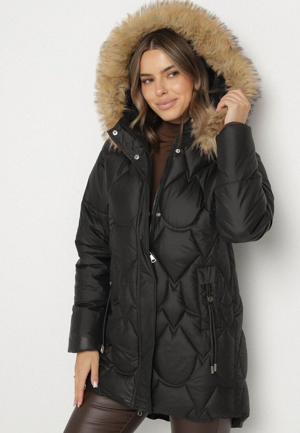 Born2be - Czarna Pikowana Kurtka z Kapturem z Futerkiem Oliresa. Okazja: na co dzień. Typ kołnierza: kaptur. Kolor: czarny. Materiał: futro. Styl: casual, sportowy