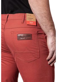 Wrangler - WRANGLER GREENSBORO RED OCHRE W15QAN73L. Materiał: materiał. Wzór: jednolity #6