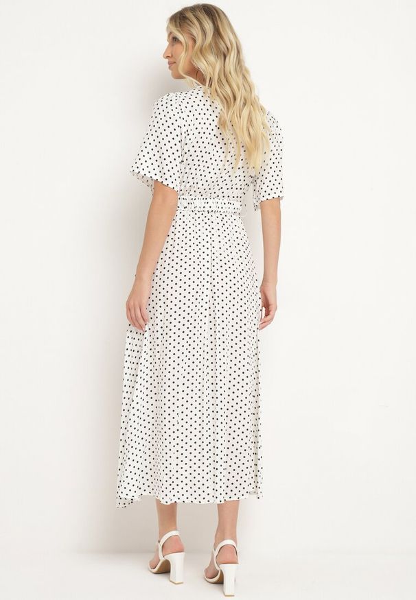 Born2be - Biała Sukienka z Kopertowym Dekoltem o Asymetrycznym Kroju z Paskiem i Gumką w Talii Drelefia. Kolor: biały. Materiał: tkanina. Długość rękawa: krótki rękaw. Typ sukienki: asymetryczne, kopertowe