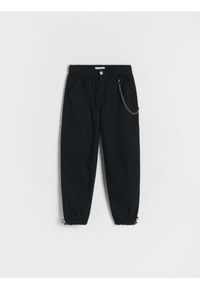 Reserved - Spodnie z łańcuszkiem - czarny. Kolor: czarny. Materiał: bawełna, tkanina #1