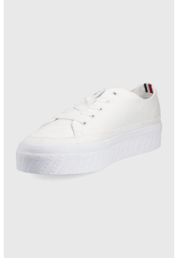 TOMMY HILFIGER - Tommy Hilfiger tenisówki damskie kolor biały. Zapięcie: sznurówki. Kolor: biały. Materiał: guma. Obcas: na platformie