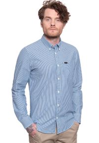 Lee - KOSZULA LEE BUTTON DOWN OIL BLUE L880ONMO. Typ kołnierza: button down. Kolor: niebieski