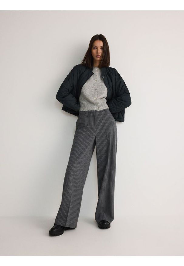 Reserved - Luźne spodnie z kantem - jasnoszary. Kolor: szary. Materiał: wiskoza, tkanina