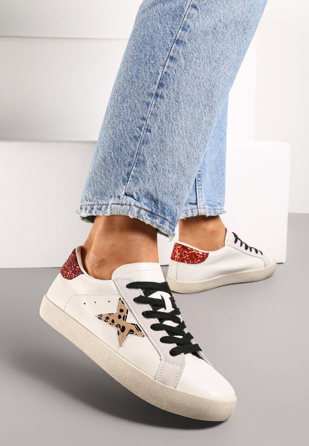 Renee - Beżowe Sneakersy ze Sznurowaniem Naszywką Gwiazdki i Brokatem Querena. Kolor: beżowy. Wzór: aplikacja