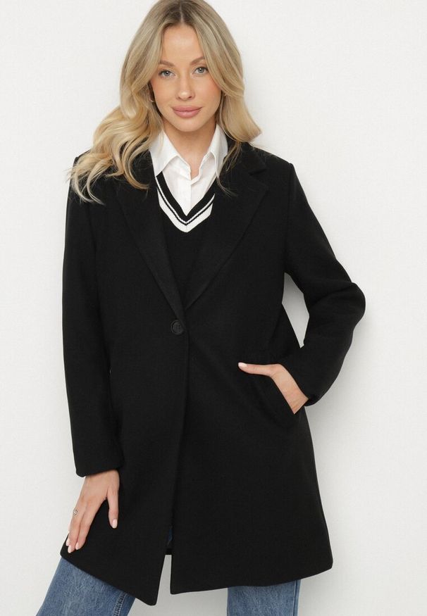 Born2be - Czarny Płaszcz Jednorzędowy Sono. Okazja: na co dzień. Typ kołnierza: golf. Kolor: czarny. Materiał: dzianina, jeans. Długość: do kolan. Styl: casual