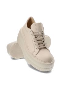 Beżowe Sneakersy Armodo Buty Na Platformie. Okazja: na spacer. Kolor: beżowy. Obcas: na platformie. Wysokość obcasa: średni. Sport: turystyka piesza