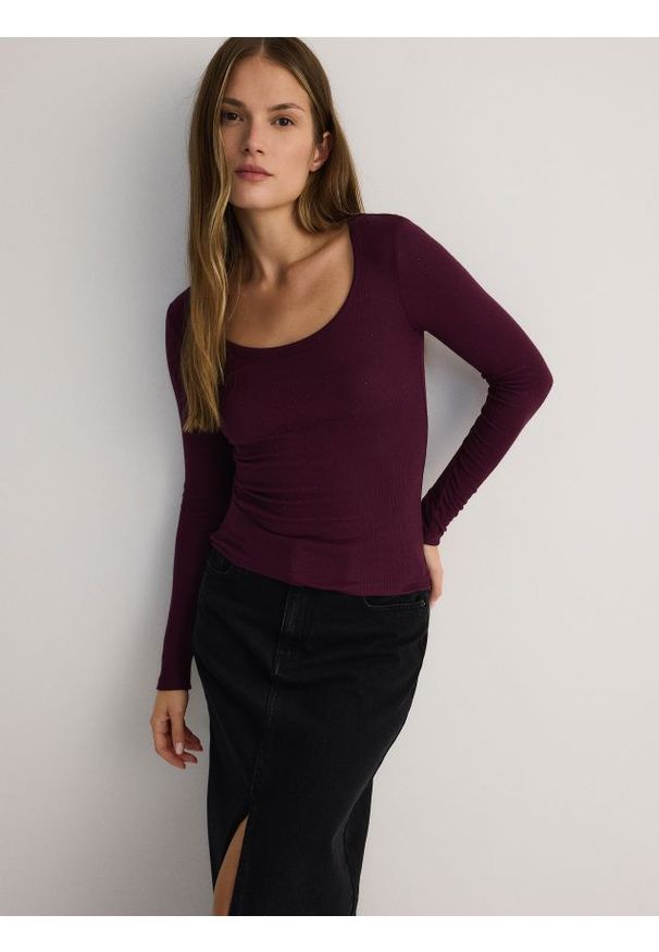 Reserved - Bluzka z błyszczącą aplikacją - bordowy. Kolor: czerwony. Materiał: dzianina, wiskoza. Wzór: aplikacja