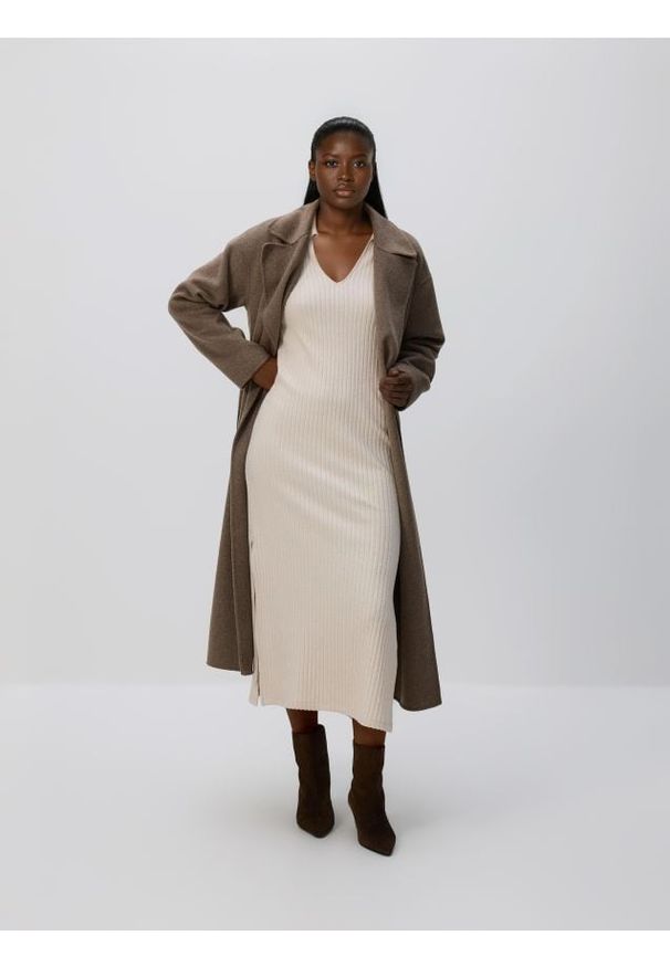 Reserved - Dzianinowa sukienka z wiskozą - beżowy. Kolor: beżowy. Materiał: wiskoza, dzianina. Typ sukienki: proste