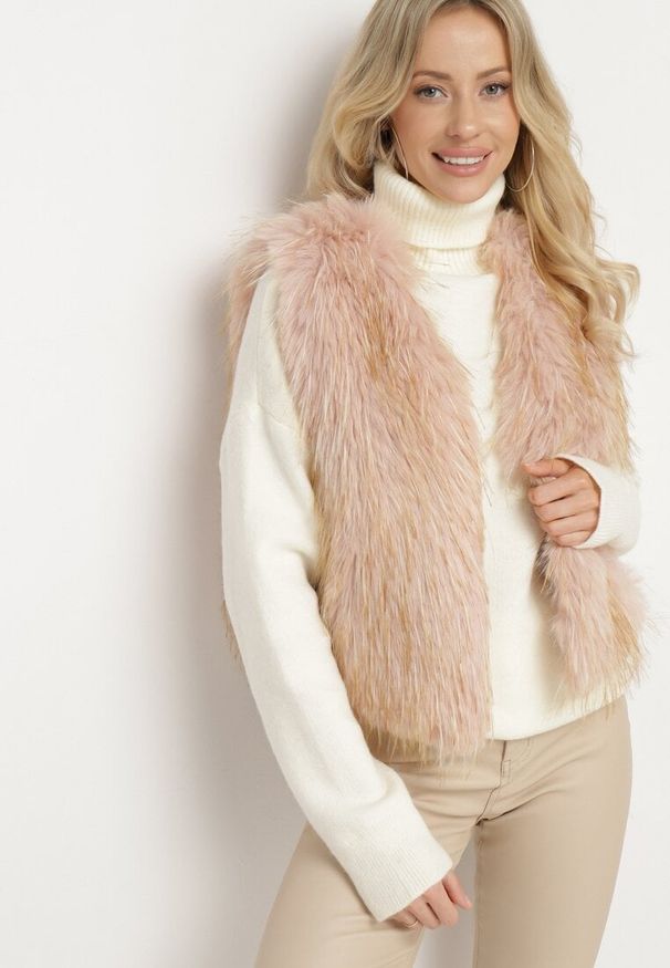 Born2be - Ciemnobeżowa Kamizelka Futrzana Bez Zapięć Loreti. Okazja: na co dzień. Kolor: beżowy. Materiał: futro. Styl: casual, elegancki