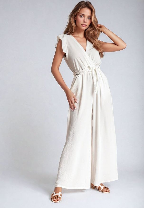 Born2be - Biały Taliowany Kombinezon Koktajlowy z Paskiem w Talii i Falbanami przy Ramionach Vimarine. Okazja: na imprezę. Kolor: biały. Materiał: jeans. Styl: wizytowy