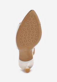 Renee - Białe Sandały VICES na Szpilce z Lakierowanym Wykończeniem Nesamenis. Zapięcie: sprzączka. Kolor: biały. Materiał: lakier. Obcas: na szpilce. Styl: elegancki, klasyczny #6