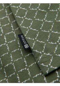 Ombre Clothing - Koszulka męska dzianinowa z nadrukiem full print – oliwkowa V2 OM-TSFP-0250 - XXL. Okazja: na co dzień. Kolor: oliwkowy. Materiał: dzianina. Długość rękawa: krótki rękaw. Długość: krótkie. Wzór: nadruk. Styl: klasyczny, casual #5