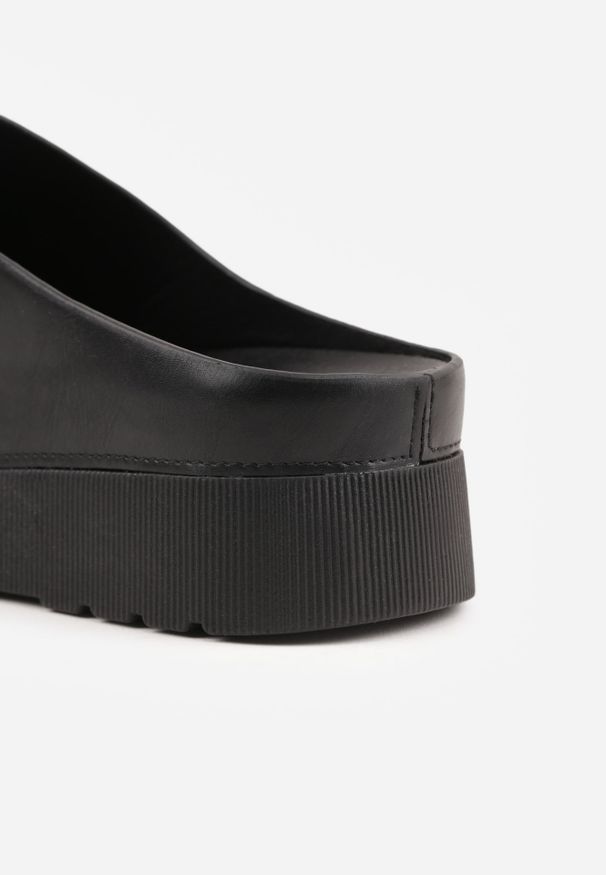 Renee - Czarne Klapki w Stylu Chunky na Platformie z Szerokim Paskiem Banoria. Okazja: na co dzień. Kolor: czarny. Materiał: jeans. Sezon: lato. Obcas: na platformie. Styl: street, casual