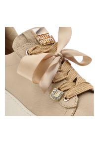 Sneakersy damskie Karino, platformowa podeszwa sznurowanie ozdobne wstążki masywna forma miękka wyściółka, beżowe, 5829/022-P. Zapięcie: sznurówki. Kolor: beżowy. Materiał: jeans, skóra. Obcas: na platformie. Styl: elegancki, klasyczny, sportowy #5