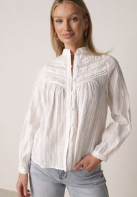 Born2be - Biała Bawełniana Rustykalna Koszula ze Stójką i Koronkowymi Wstawkami Felielia. Okazja: na co dzień. Typ kołnierza: kołnierzyk stójkowy. Kolor: biały. Materiał: bawełna, koronka. Styl: casual, elegancki #1