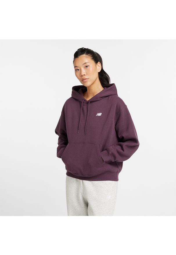 Bluza damska New Balance WT41510PLN – fioletowa. Okazja: na co dzień. Typ kołnierza: kaptur. Kolor: fioletowy. Materiał: dresówka, bawełna, prążkowany, poliester. Styl: casual