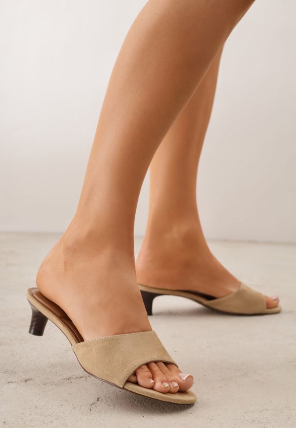 Renee - Beżowe Klapki VICES na Obcasie Typu Kaczuszka z Imitacji Drewna Sacredgem. Okazja: do pracy. Kolor: beżowy. Materiał: jeans. Obcas: na obcasie. Wysokość obcasa: średni