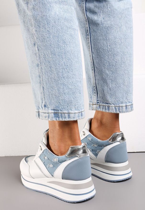 Renee - Biało-Niebieskie Sznurowane Sneakersy z Ekoskóry z Błyszczącymi Wstawkami Fiviara. Okazja: na co dzień. Zapięcie: pasek. Kolor: biały. Szerokość cholewki: normalna. Wzór: paski