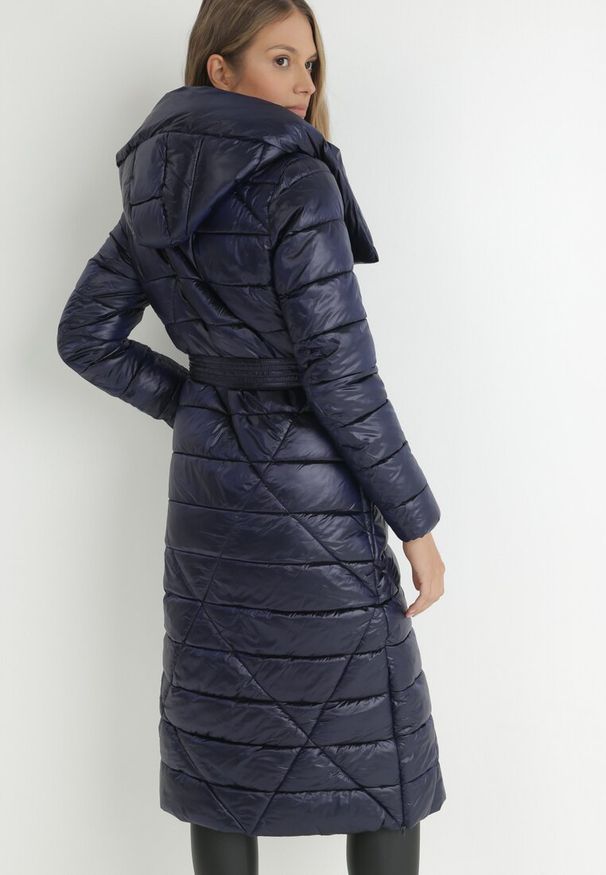 Born2be - Granatowa Kurtka za Kolano z Wiązanym Paskiem i Kapturem Chlyrie. Kolor: niebieski. Materiał: materiał. Długość: długie. Sezon: zima, jesień