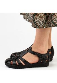 Czarne skórzane sandały damskie z zakrytymi palcami T.Sokolski A88. Kolor: czarny. Materiał: skóra. Obcas: na obcasie. Wysokość obcasa: średni