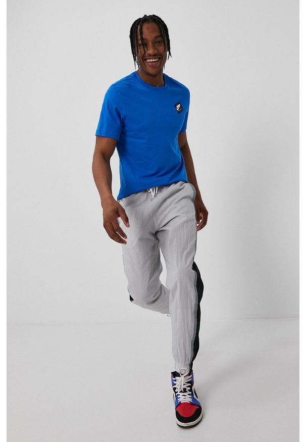 Nike Sportswear Spodnie męskie kolor szary gładkie. Kolor: szary. Materiał: tkanina. Wzór: gładki
