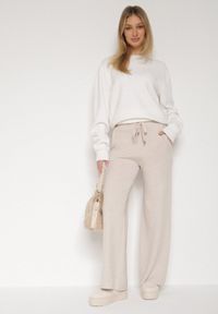 Born2be - Jasnobeżowe Dzianinowe Spodnie o Szerokim Kroju ze Sznurkami Melatusa. Okazja: na co dzień. Stan: podwyższony. Kolor: beżowy. Materiał: dzianina. Styl: klasyczny, casual, elegancki #4